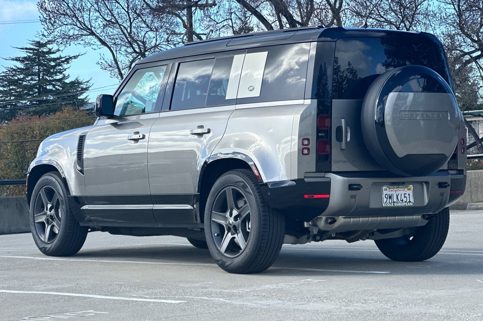 2024 Land Rover Defender X-Dynamic SE photo 3