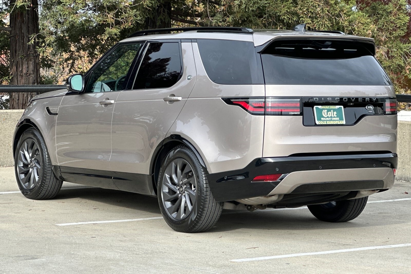 2023 Land Rover Discovery S R-Dynamic photo 3