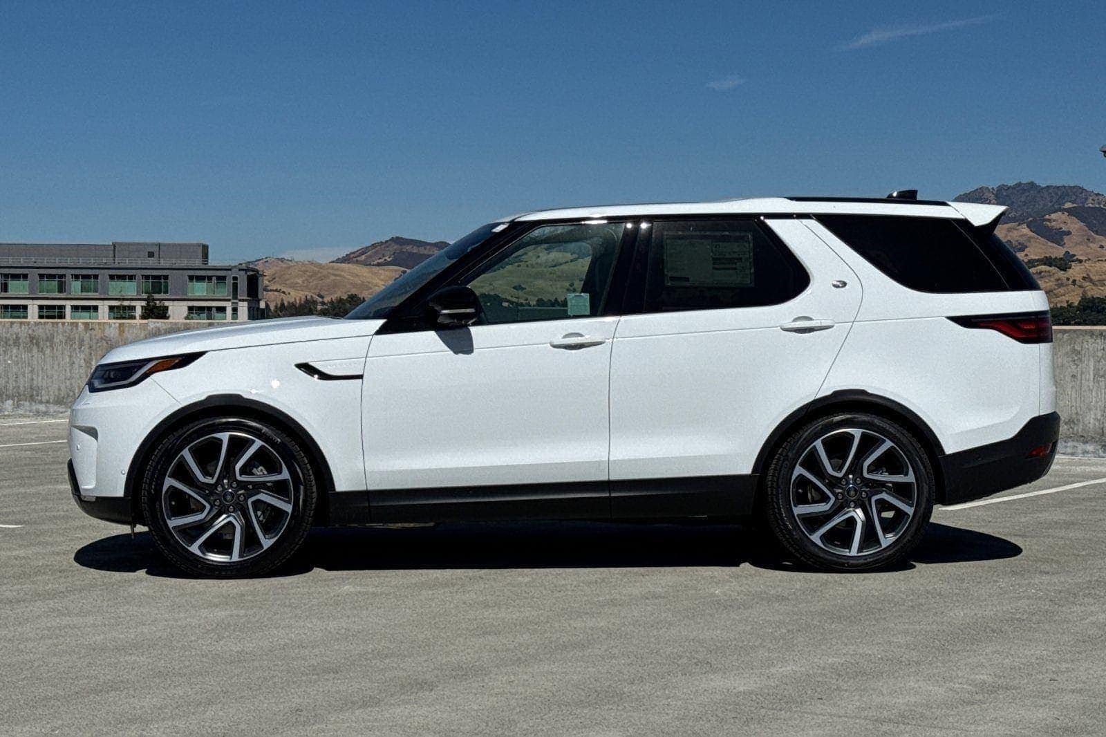 2025 Land Rover Discovery S photo 2