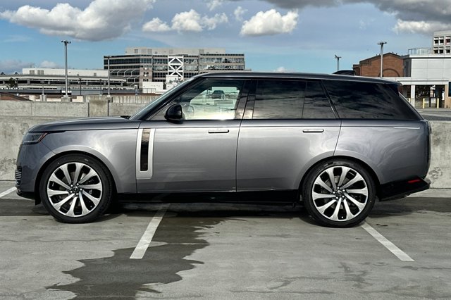 2025 Land Rover Range Rover SV photo 2