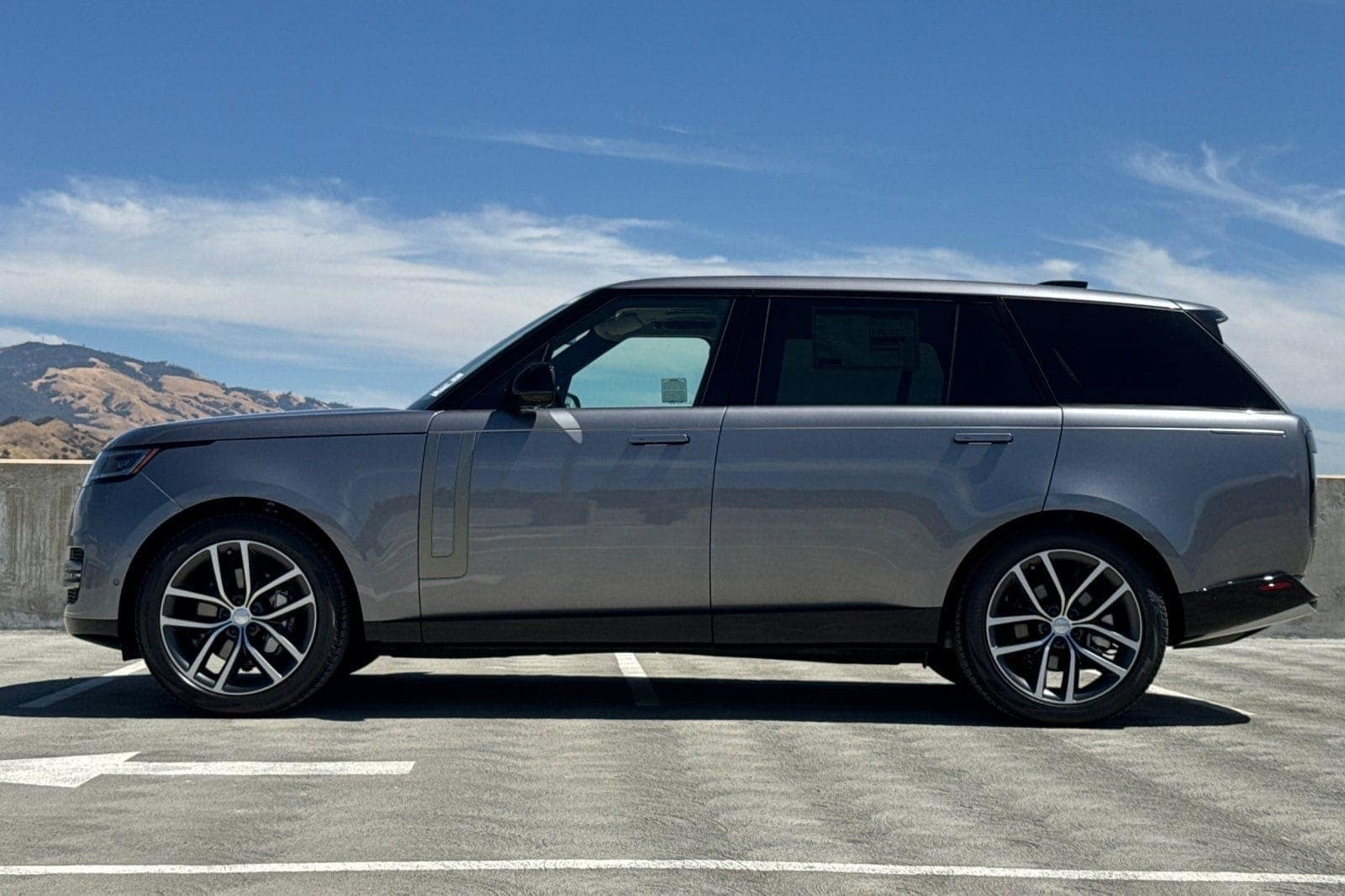 2025 Land Rover Range Rover SE photo 2