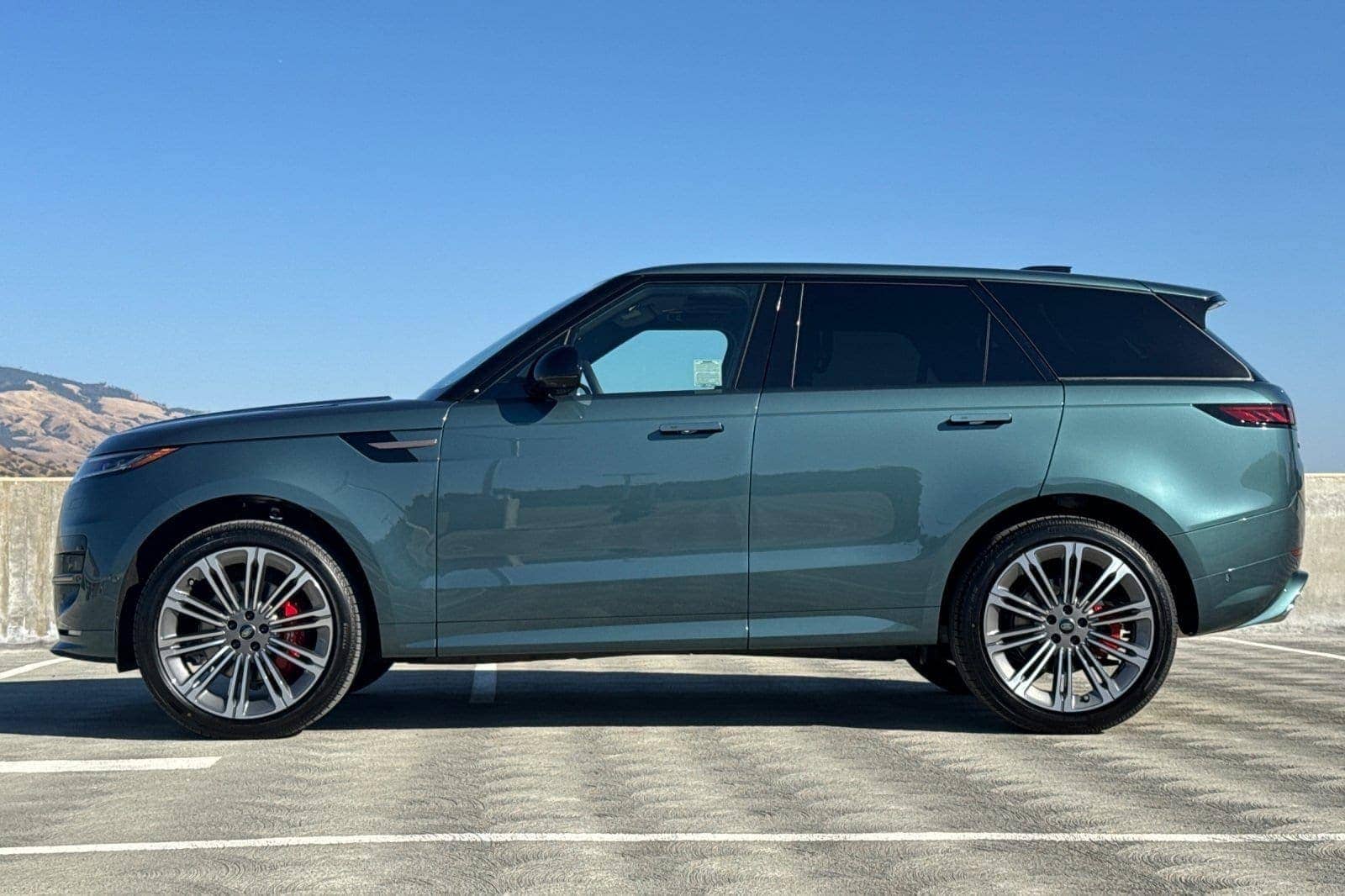 2025 Land Rover Range Rover Sport SE photo 2
