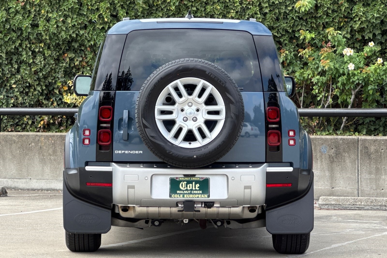 2025 Land Rover Defender 110 S photo 4