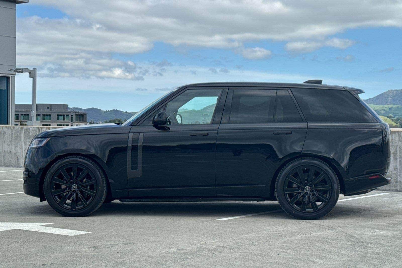 2025 Land Rover Range Rover SE photo 2