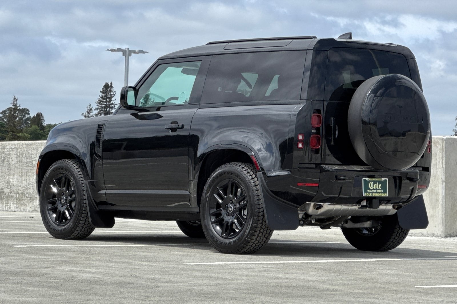 2025 Land Rover Defender 90 X-Dynamic SE photo 3