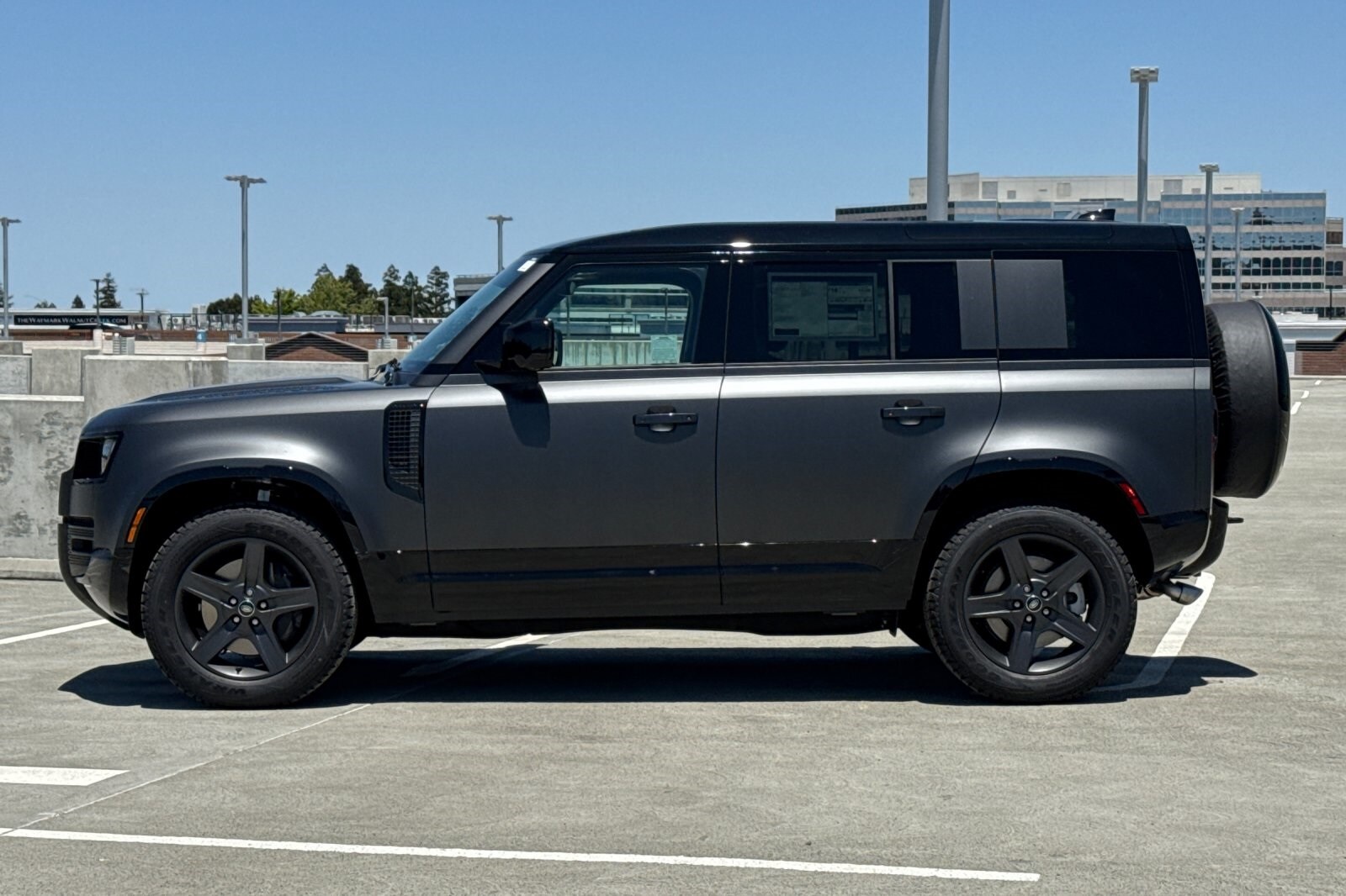 2025 Land Rover Defender 110 X-Dynamic SE photo 2