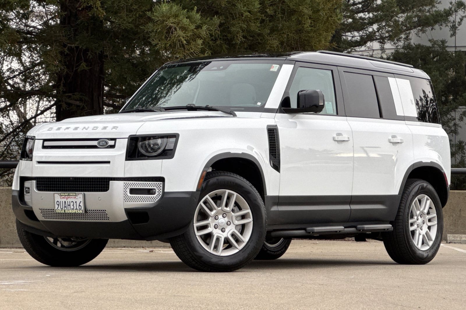 2025 Land Rover Defender S's photo
