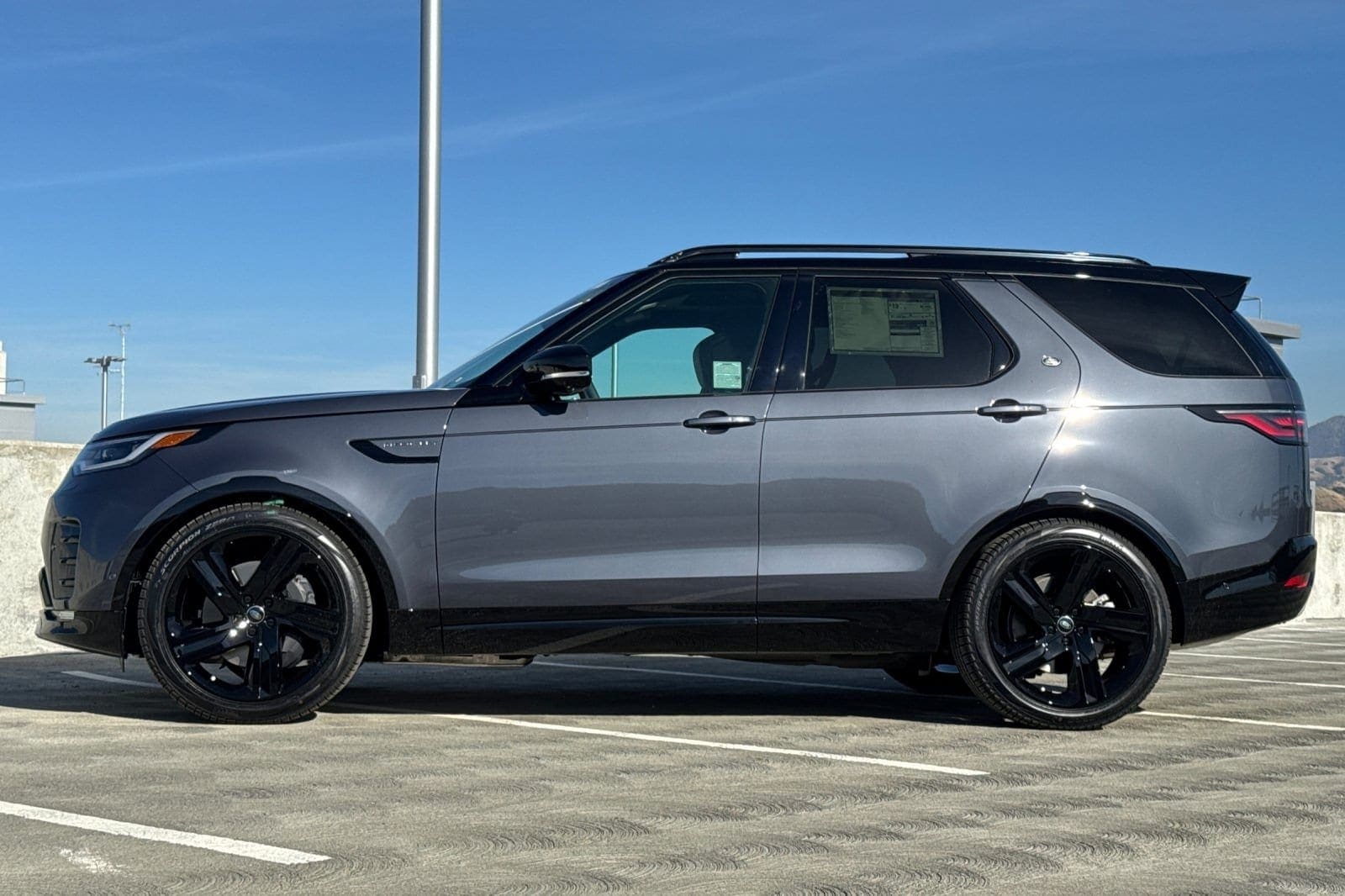 2026 Land Rover Discovery photo 2