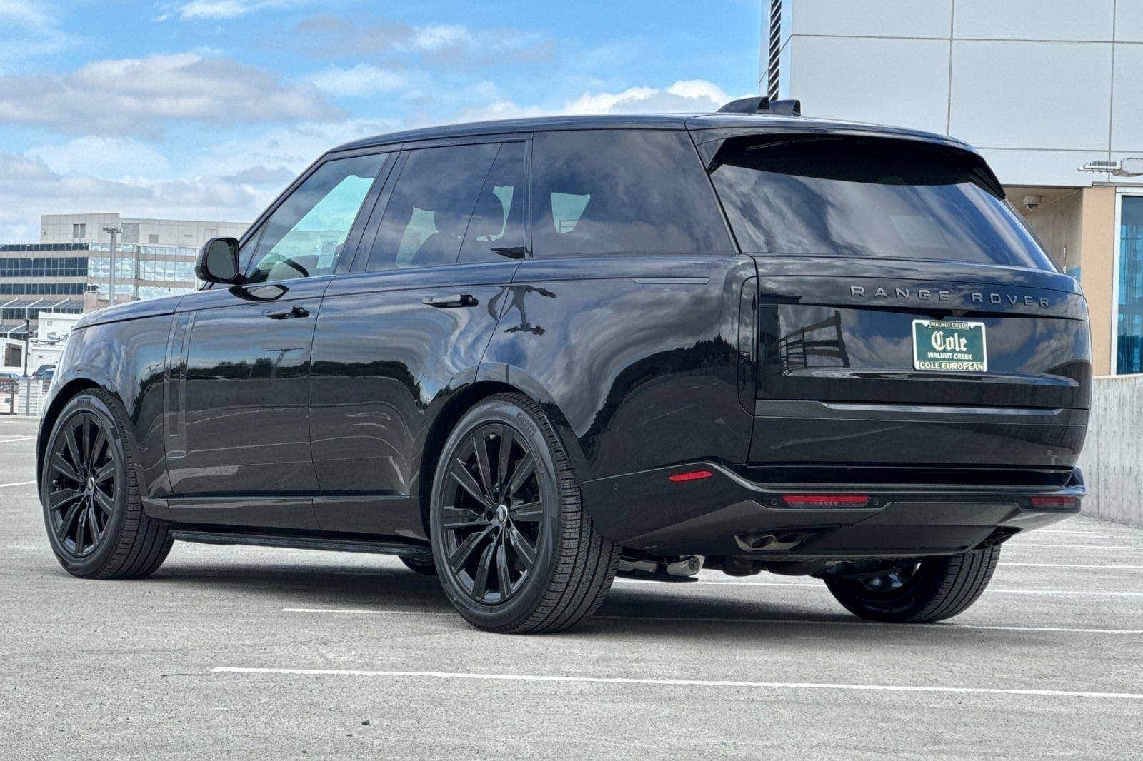 2025 Land Rover Range Rover SE photo 3
