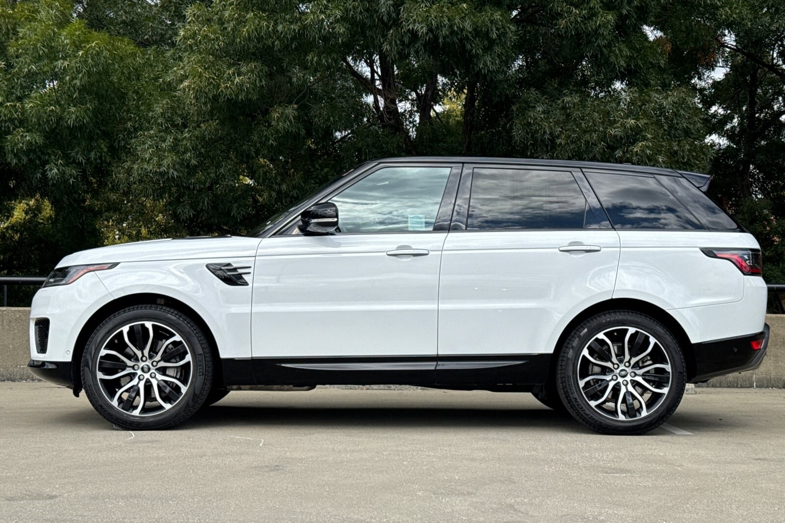 2021 Land Rover Range Rover Sport HSE Silver Edition photo 2