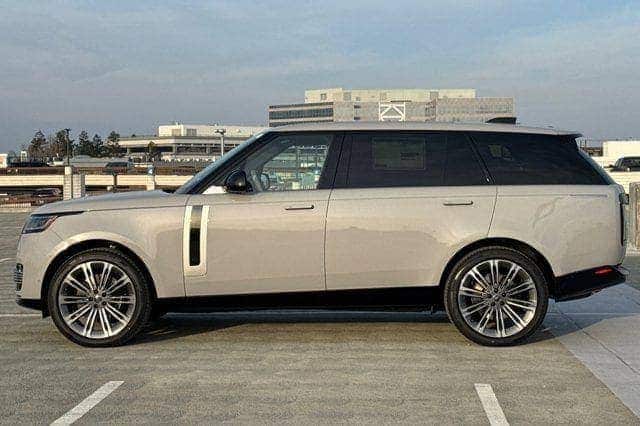 2025 Land Rover Range Rover SV photo 2