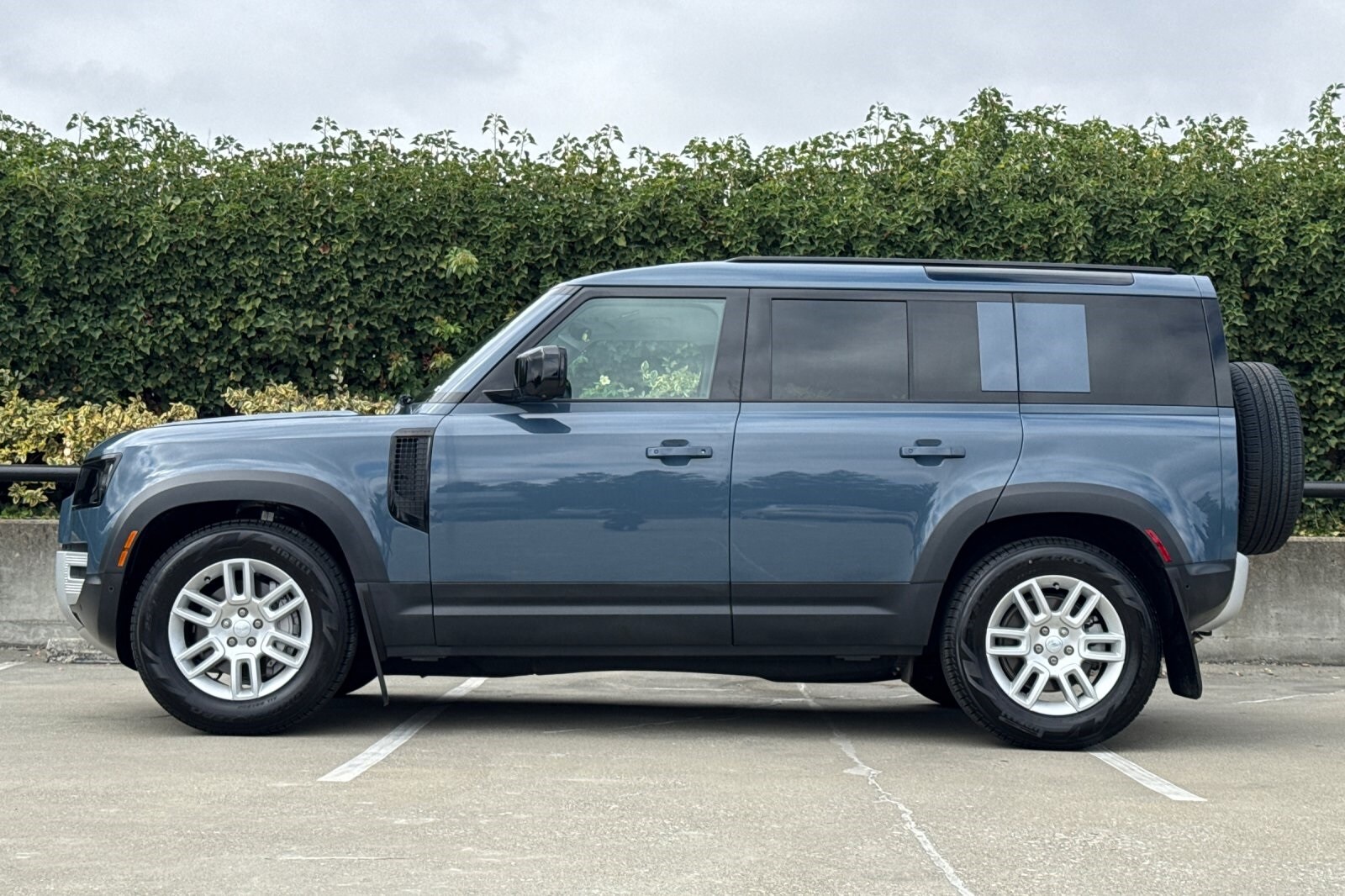 2025 Land Rover Defender 110 S photo 2
