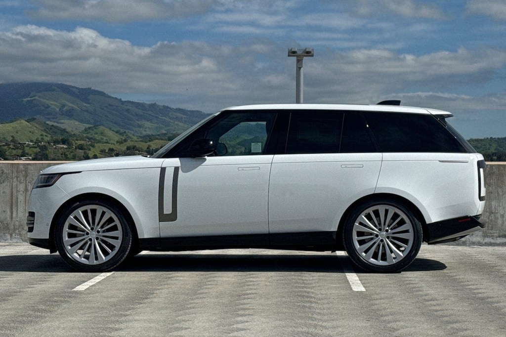 New 2025 Land Rover Range Rover SE SUV