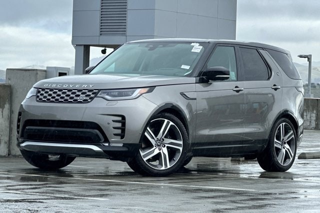 2025 Land Rover Discovery Metropolitan Edition's photo