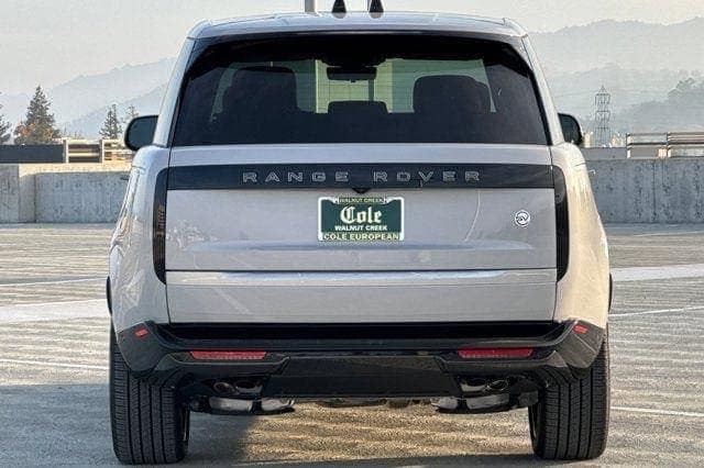 2025 Land Rover Range Rover SV photo 4