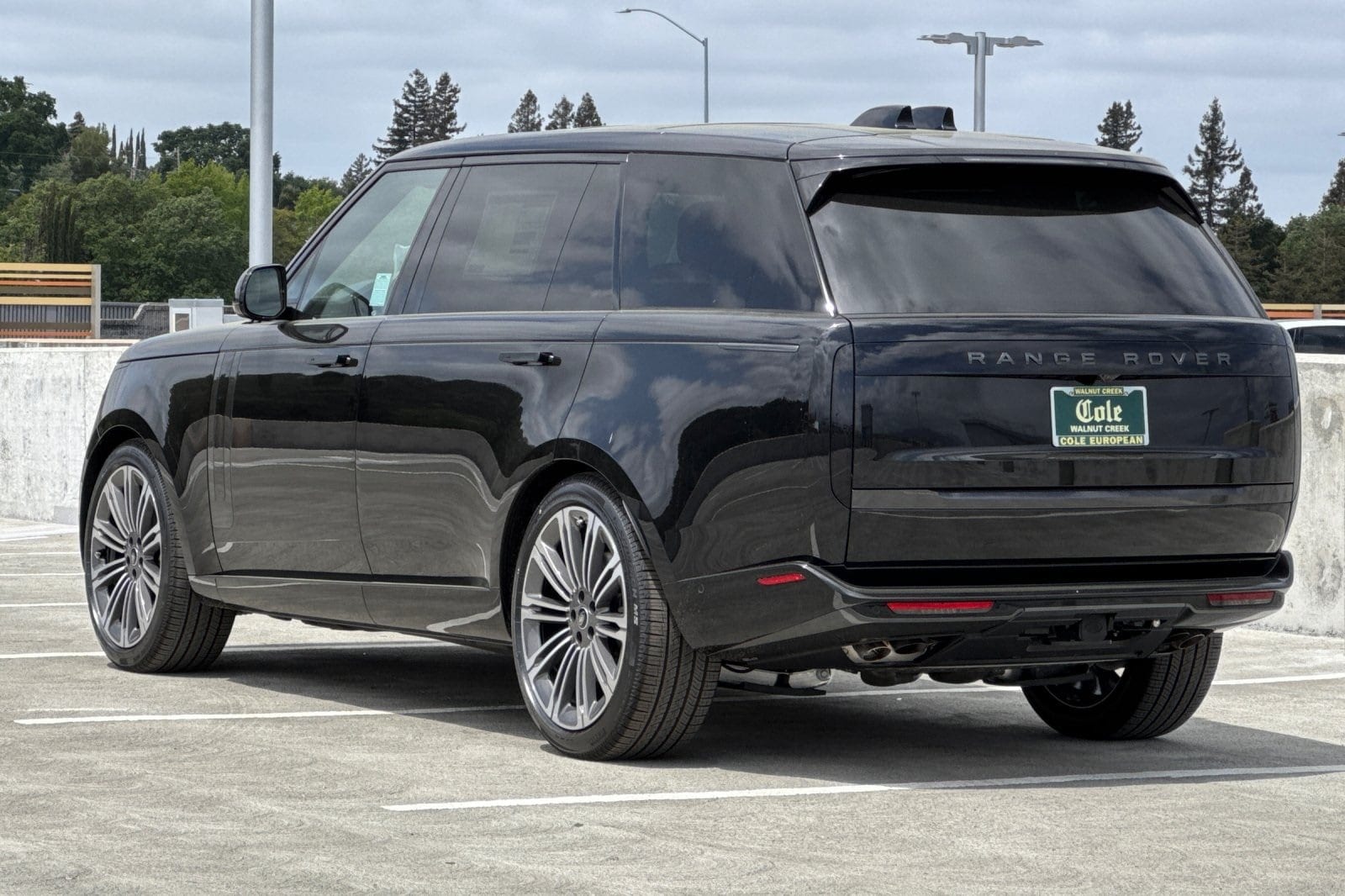 2025 Land Rover Range Rover SE photo 3