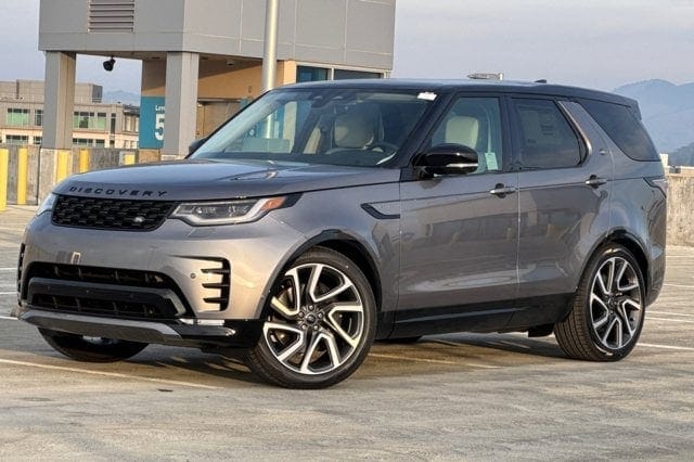 2025 Land Rover Discovery R-Dynamic SE's photo