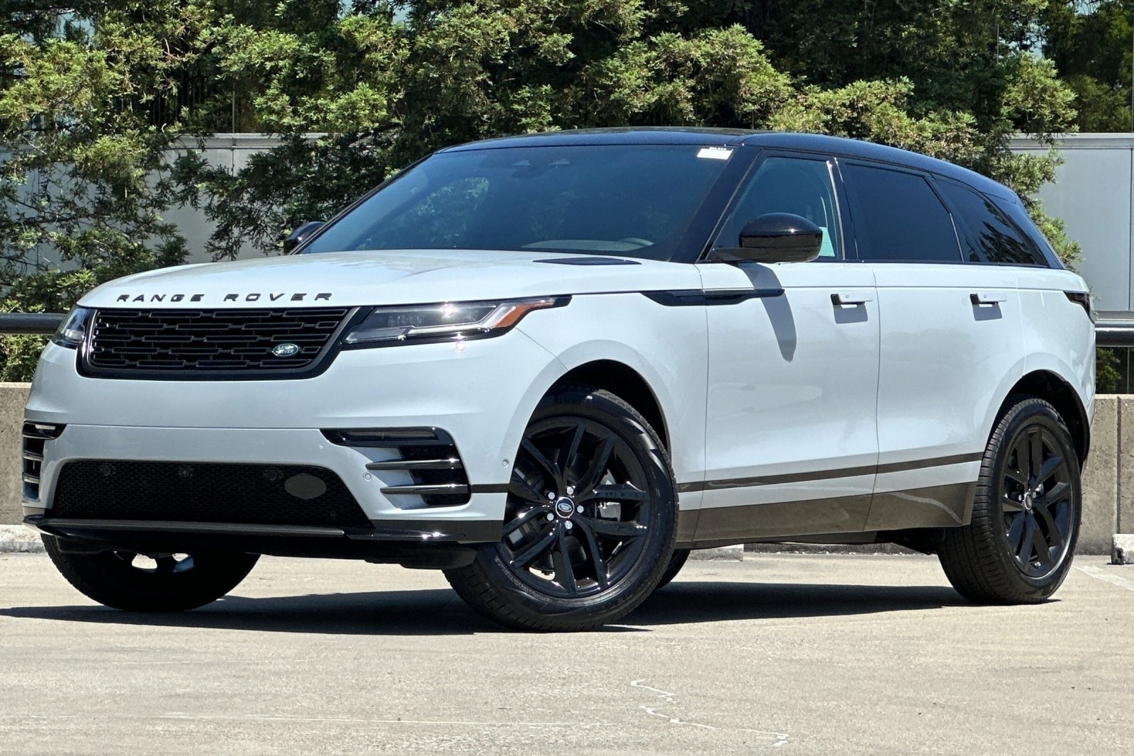 2026 Land Rover Range Rover Velar Dynamic SE