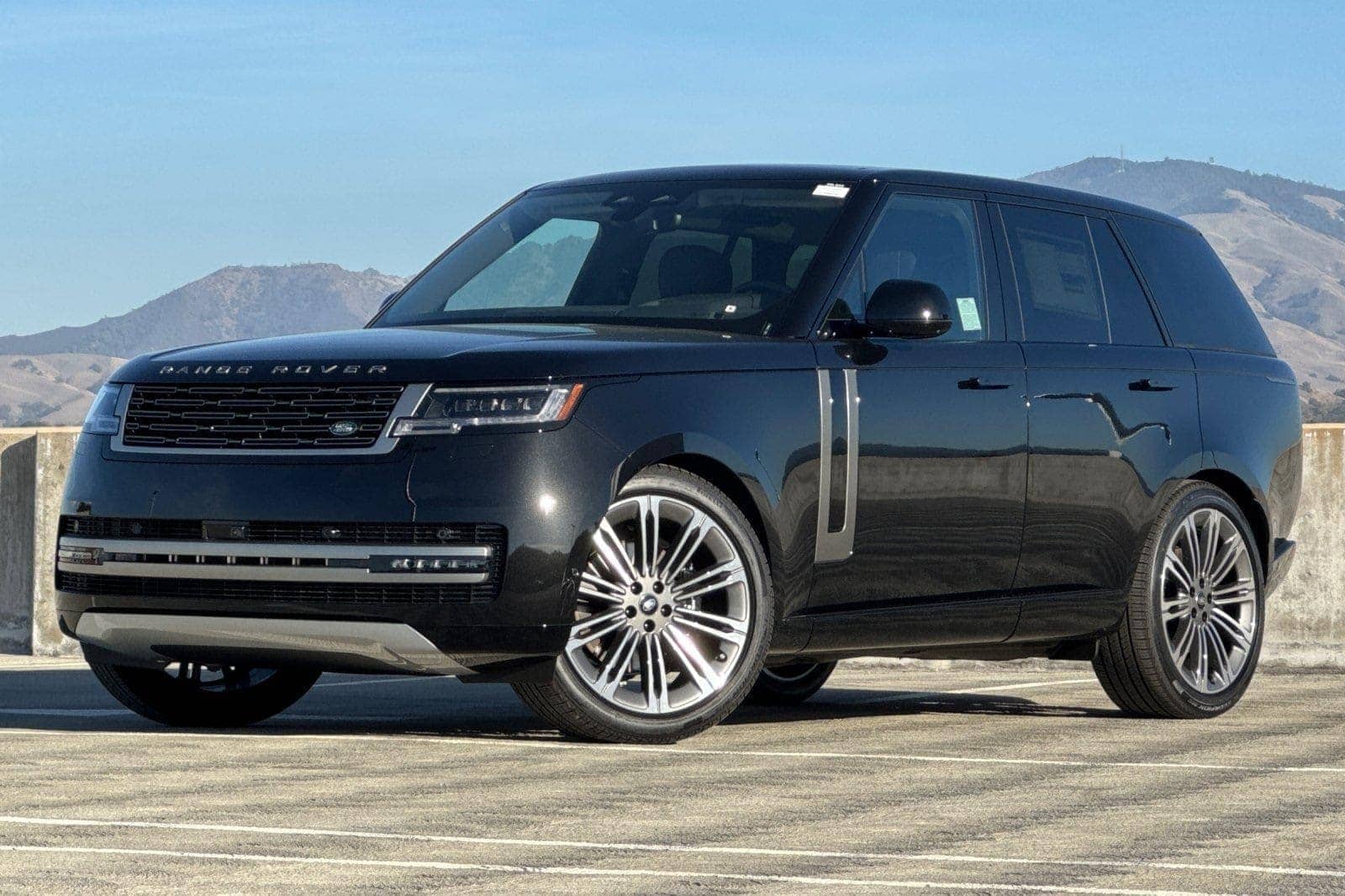 2025 Land Rover Range Rover SE's photo