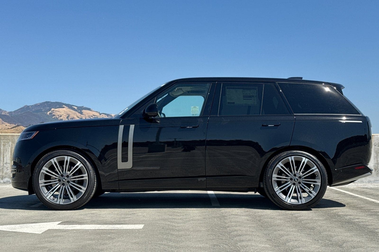 2025 Land Rover Range Rover SE photo 2