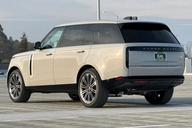 2025 Land Rover Range Rover SV photo 3