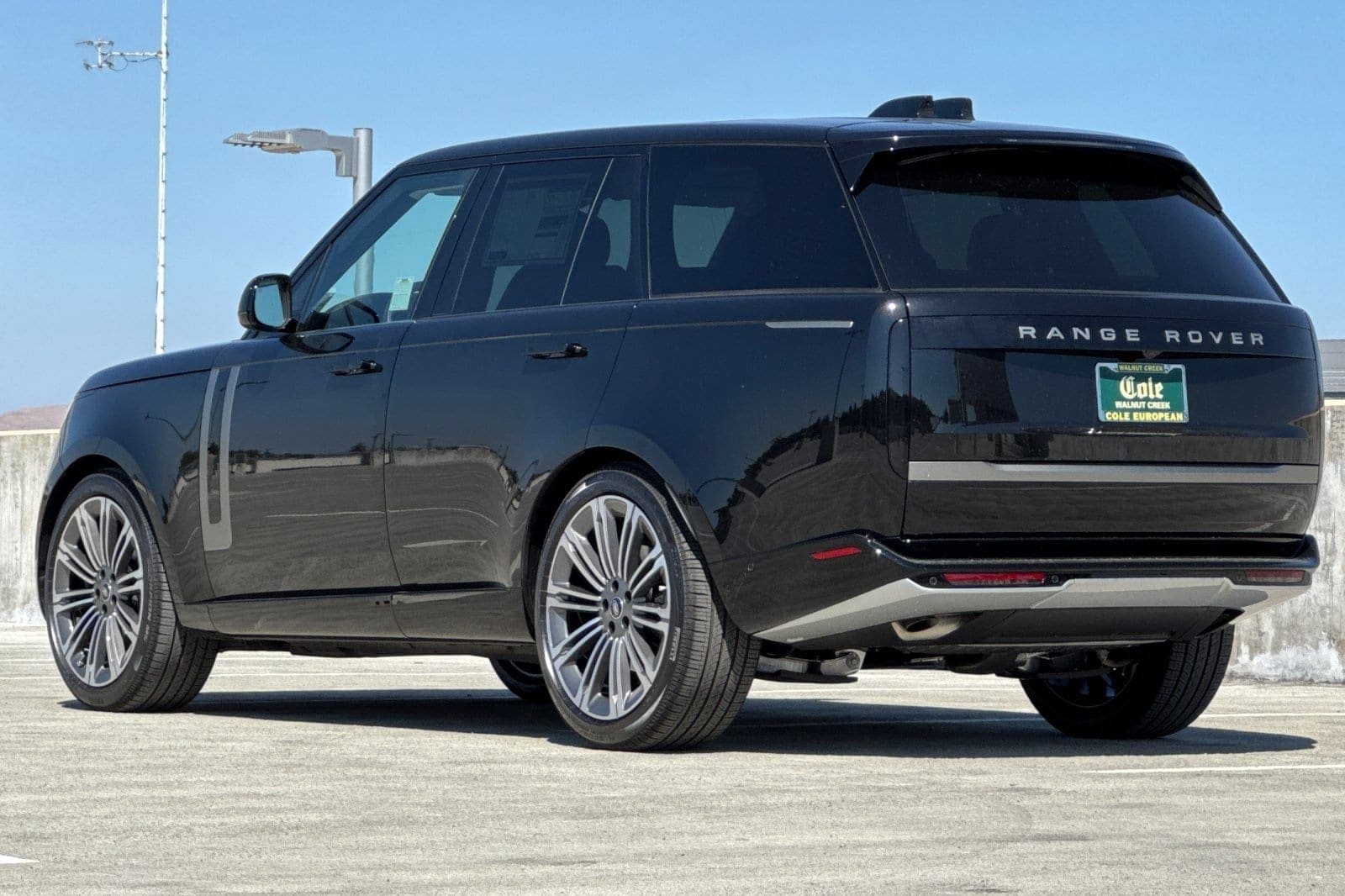 2025 Land Rover Range Rover SE photo 3