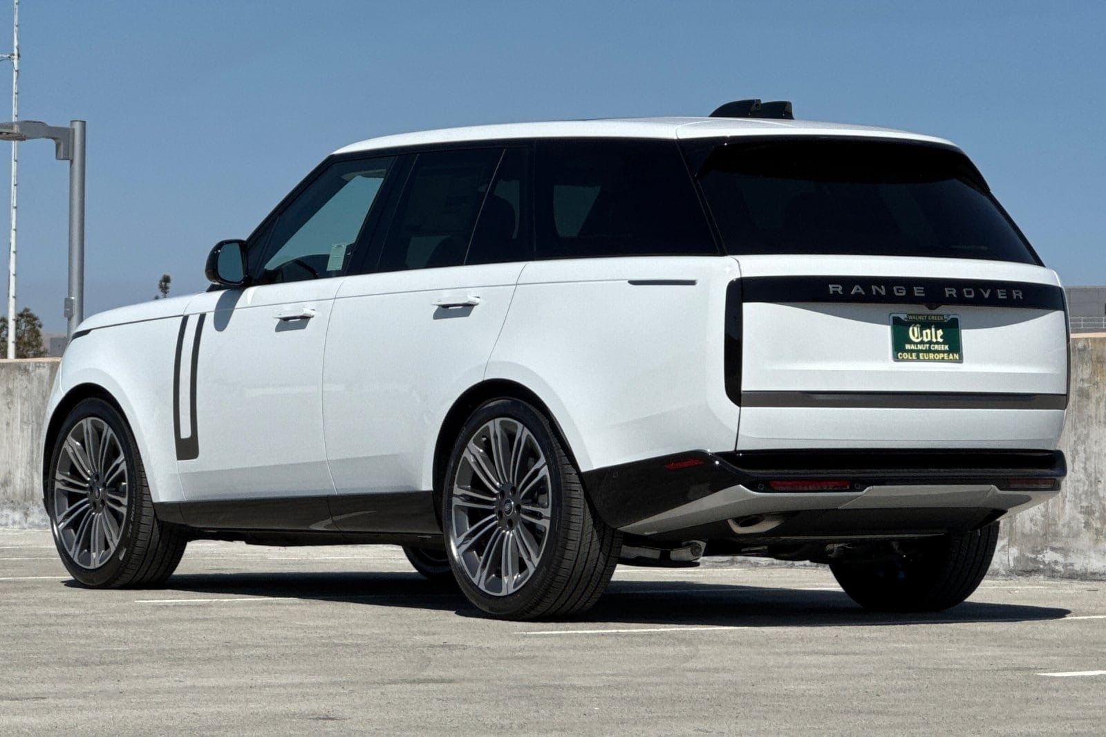 2025 Land Rover Range Rover SE photo 3