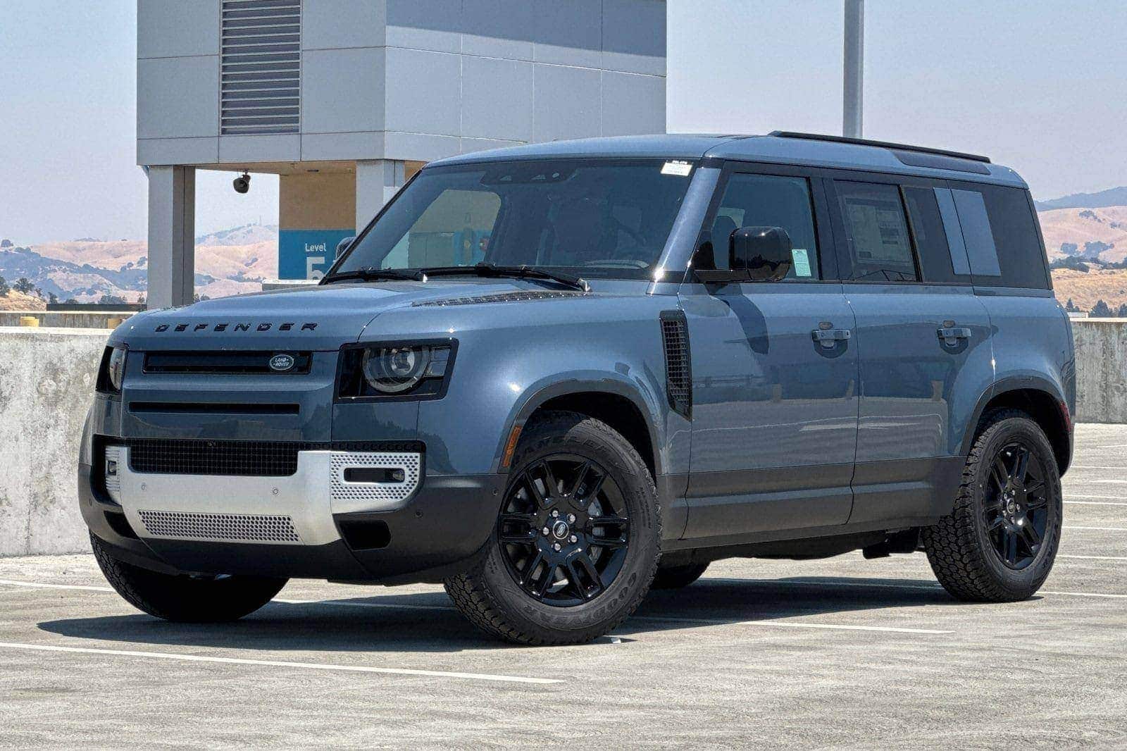 2025 Land Rover Defender S's photo