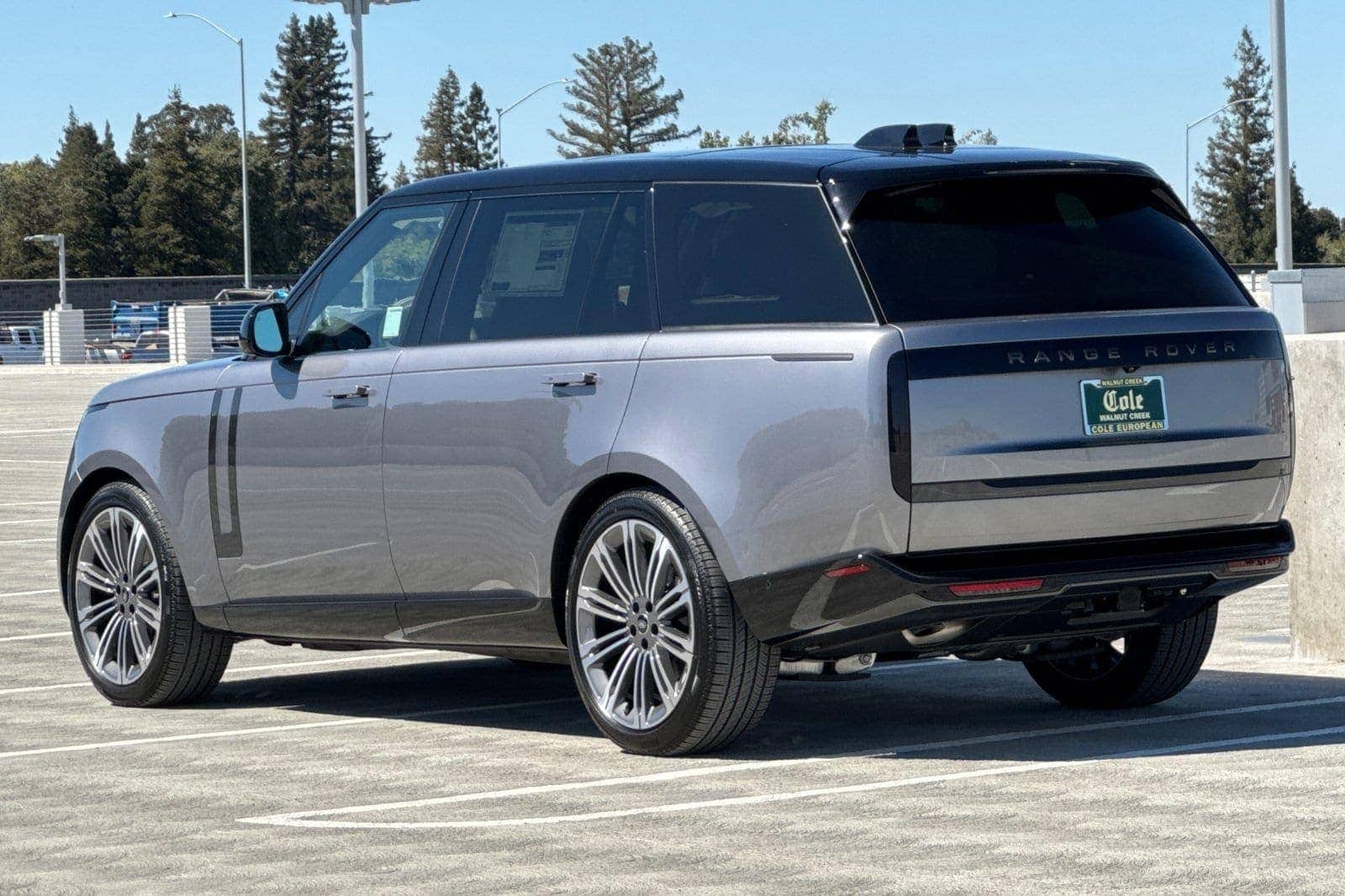 2025 Land Rover Range Rover SE photo 2