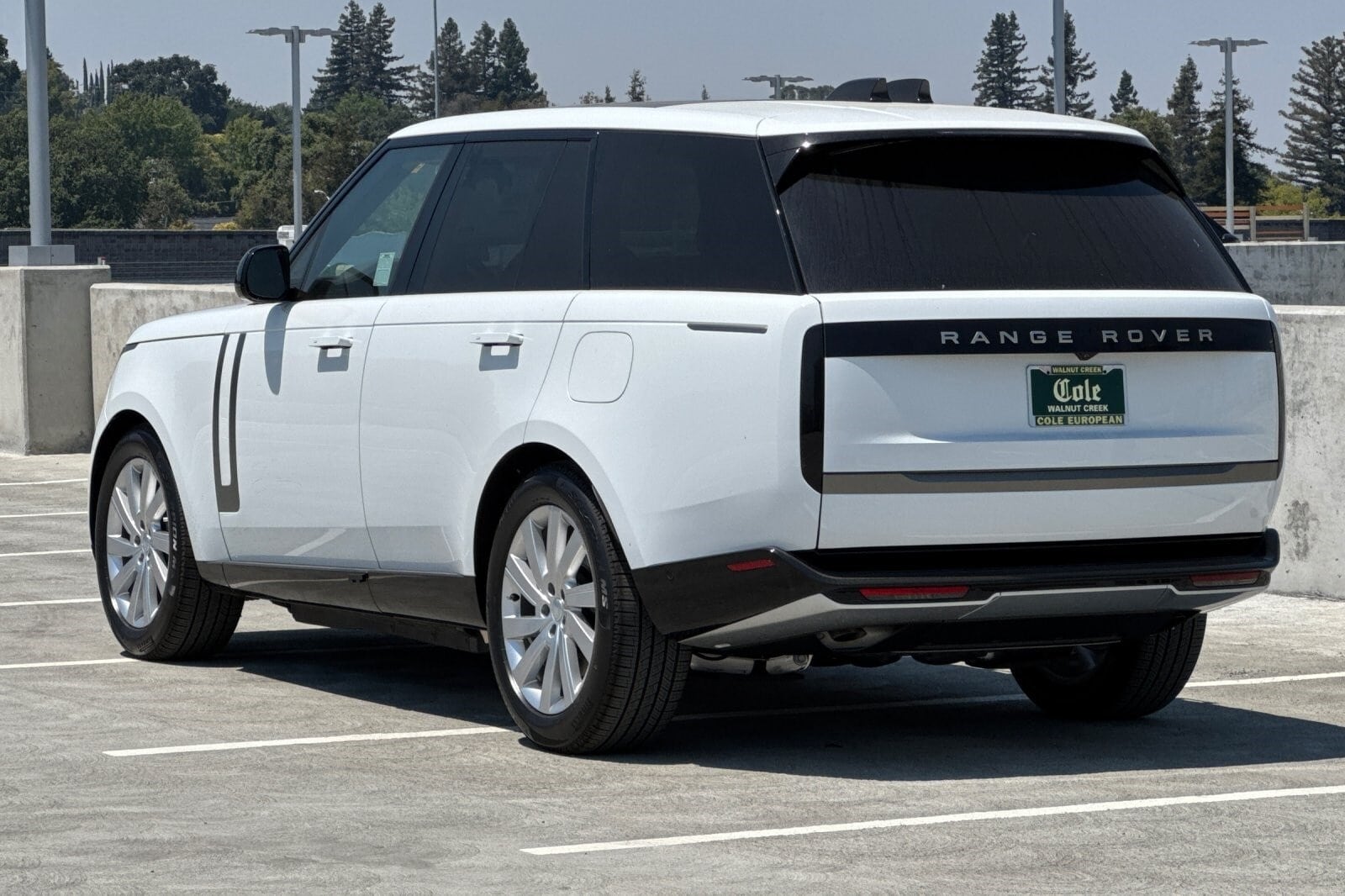 2025 Land Rover Range Rover SE photo 3