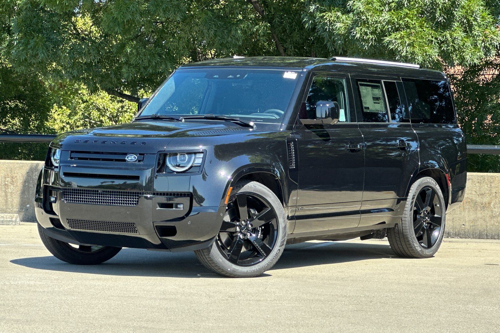 2026 Land Rover Defender 130 V8 P500's photo
