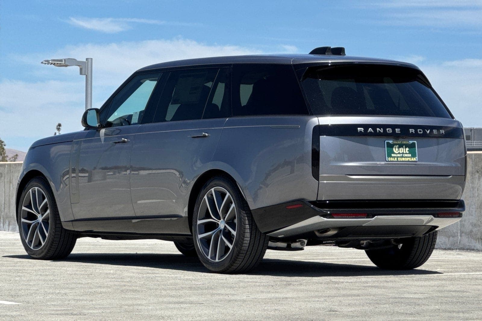 2025 Land Rover Range Rover SE photo 3