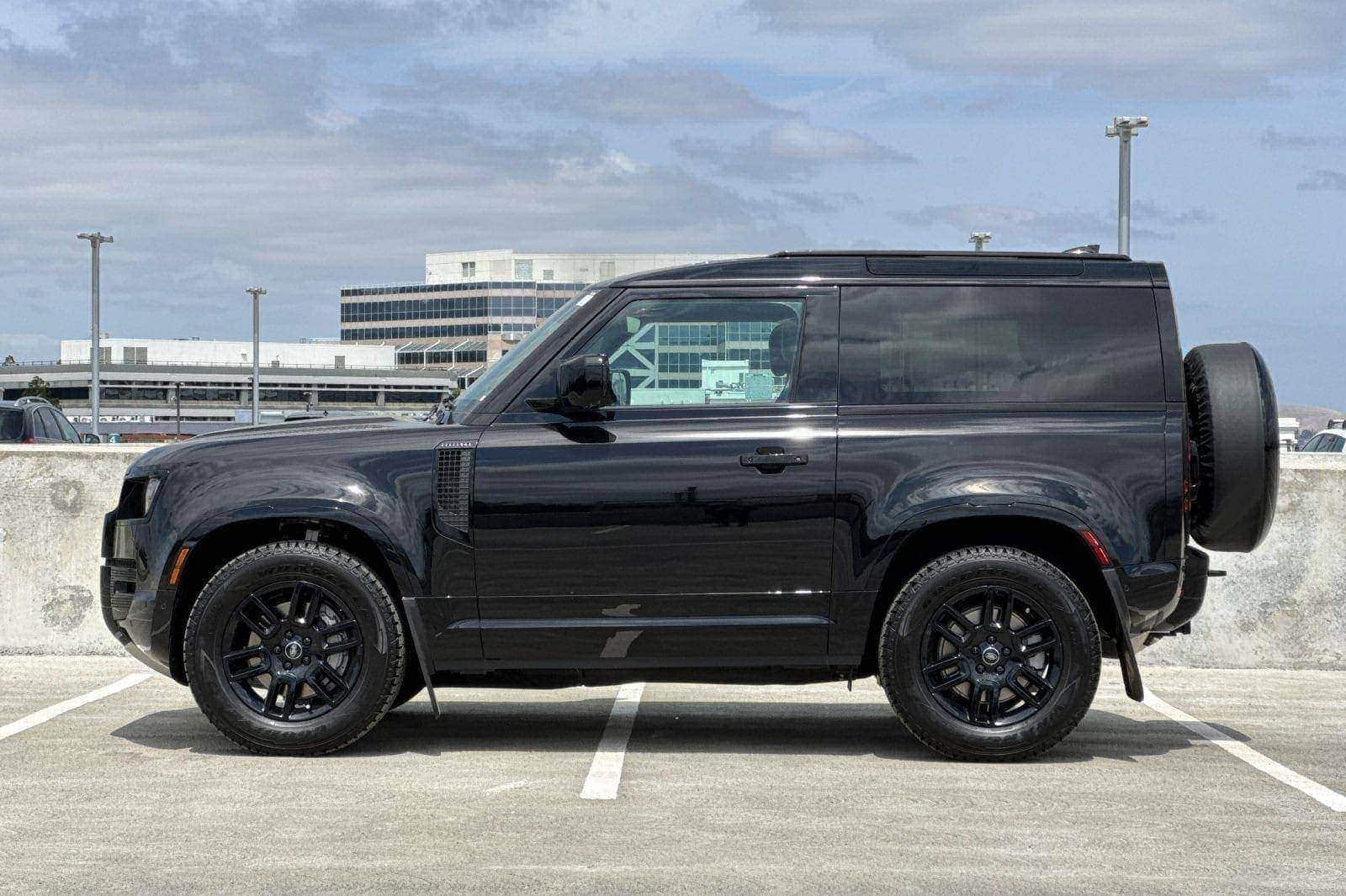 2025 Land Rover Defender 90 X-Dynamic SE photo 2