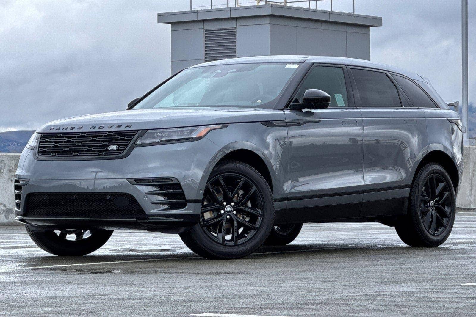 2026 Land Rover Range Rover Velar Dynamic SE's photo