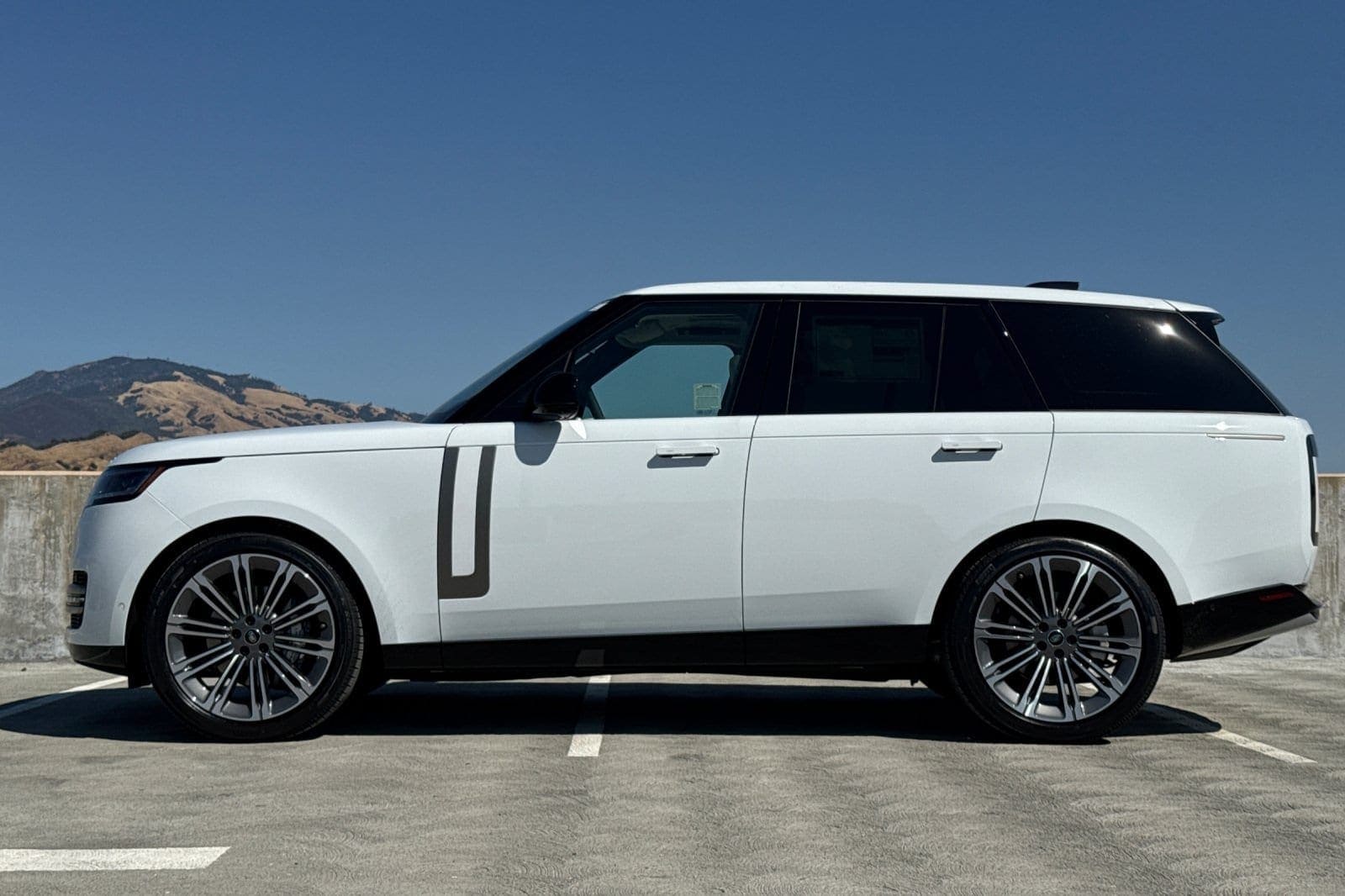 2025 Land Rover Range Rover SE photo 2