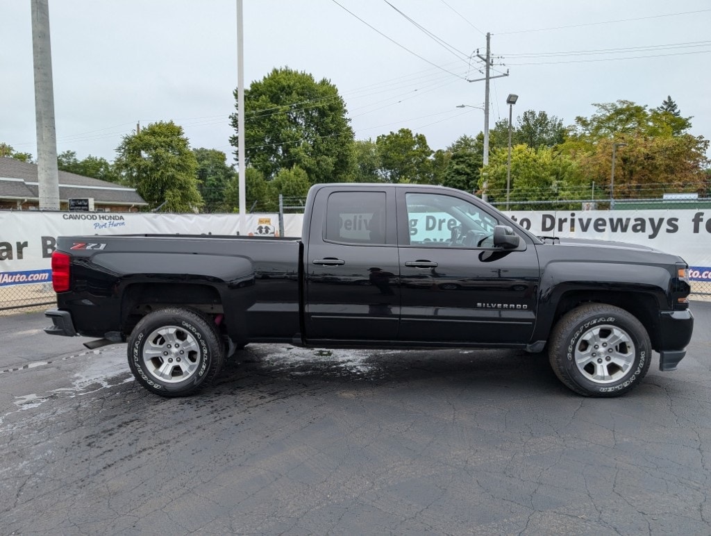 Used 2018 Chevrolet Silverado 1500 LT with VIN 1GCVKREH9JZ299939 for sale in Port Huron, MI