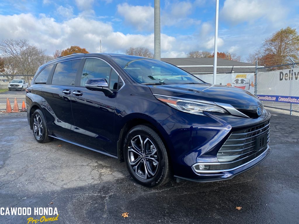 2025 Toyota Sienna Platinum's photo