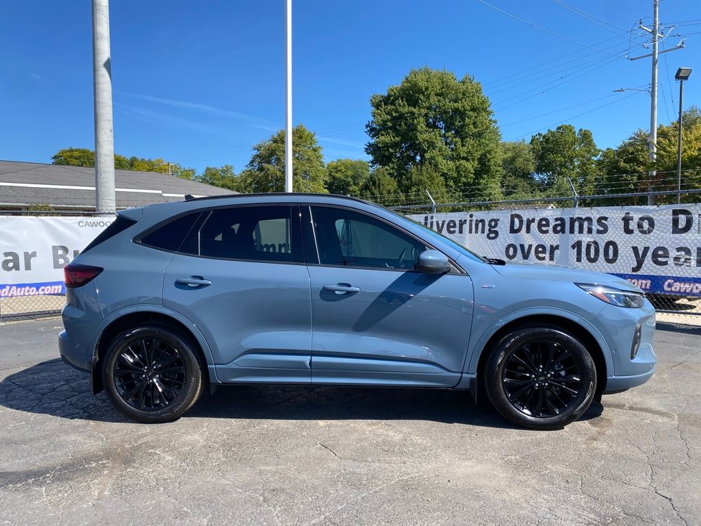 2024 Ford Escape ST-Line Elite photo 2