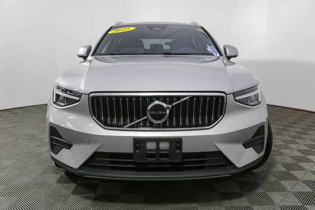2025 Volvo XC40 Core photo 2