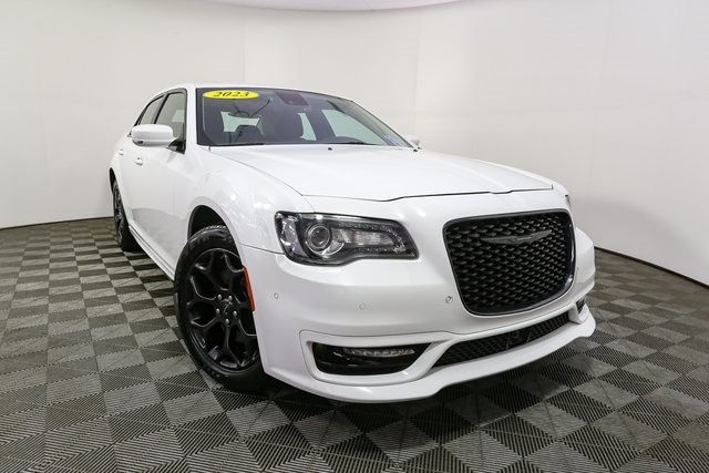 2023 Chrysler 300 Touring L photo 2