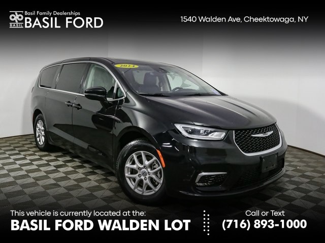 2024 Chrysler Pacifica Touring L's photo