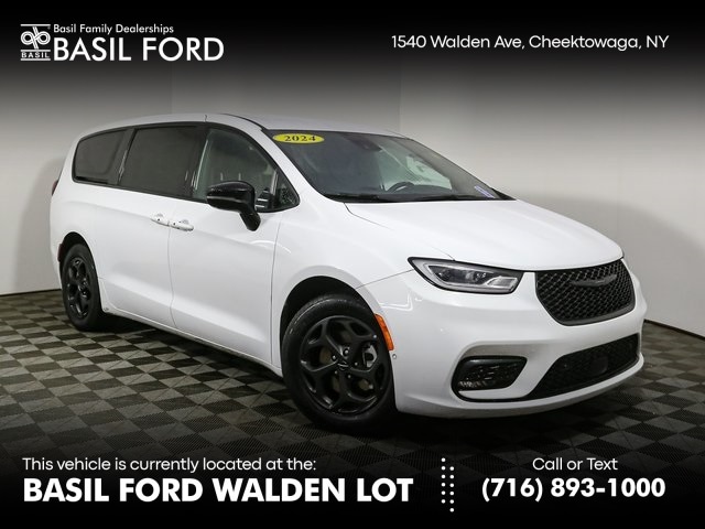 2024 Chrysler Pacifica PHEV Select's photo