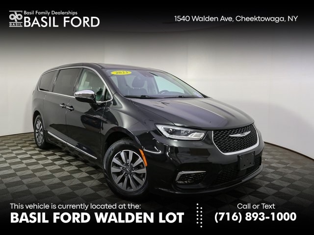 2023 Chrysler Pacifica Hybrid Limited's photo