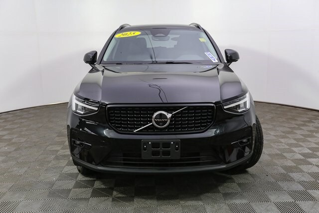 2025 Volvo XC40 Plus photo 2