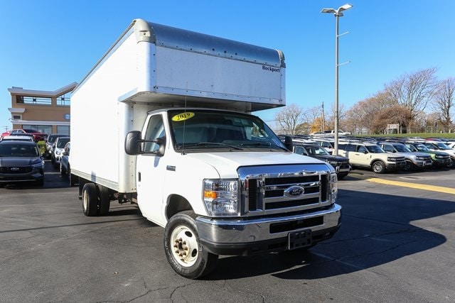 2019 Ford E-450 photo 2