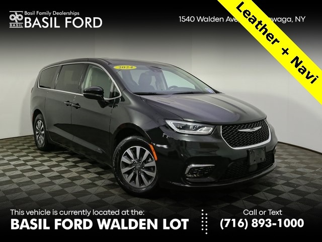 2024 Chrysler Pacifica PHEV Select's photo