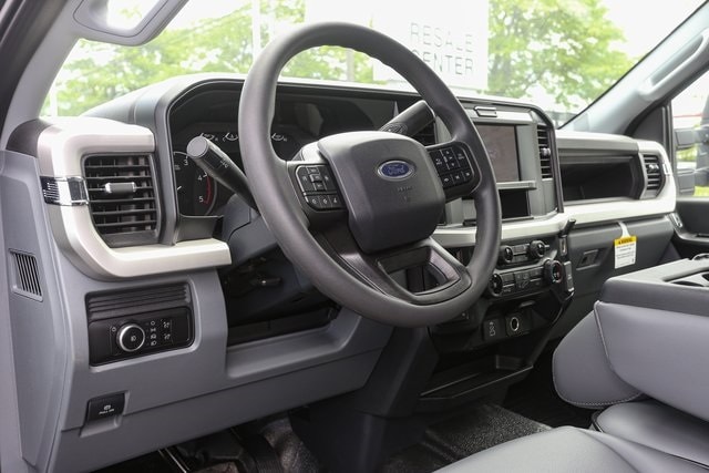 2025 Ford F-350 Super Duty Chassis Cab XL - Photo 18