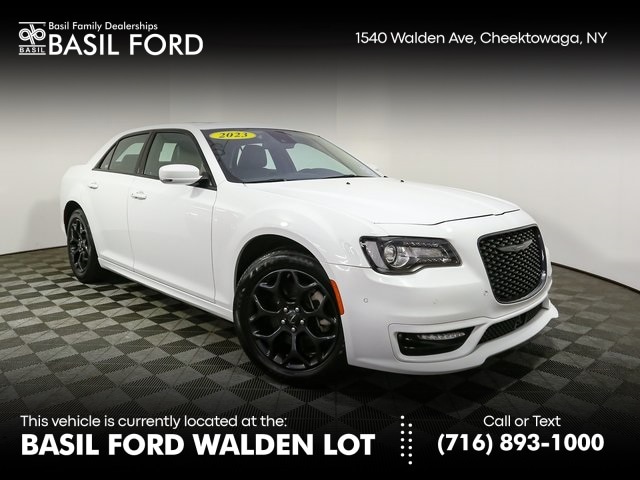 2023 Chrysler 300 Touring L's photo