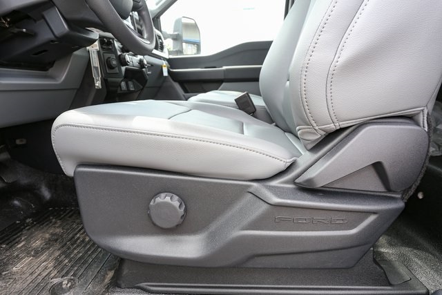 2025 Ford F-550 Super Duty Chassis Cab XL - Photo 32