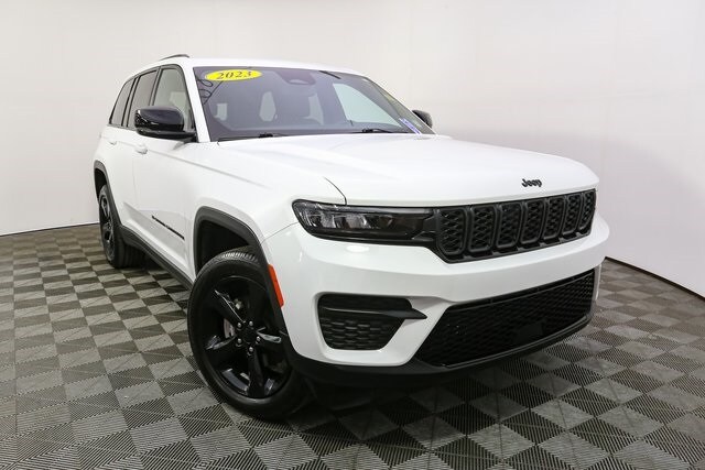 2023 Jeep Grand Cherokee Altitude photo 2